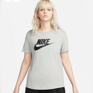 Women’s The Nike Tee sz medium